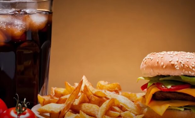 Многие привычные "вкусности" очень вредны для здоровья. Фото: скриншот YouTube