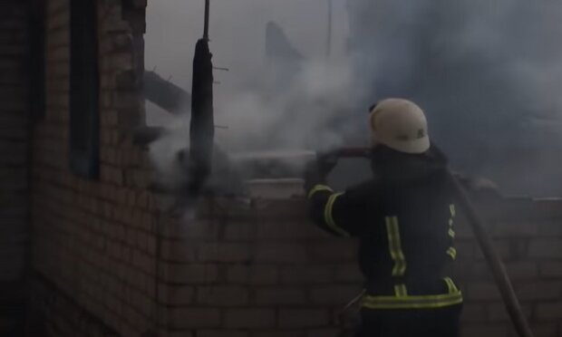В Киевской области горел жилой дом. Фото: скриншот YouTube