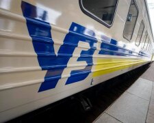"Укрзализныця" меняет движение поездов из-за обстрелов на Донбассе