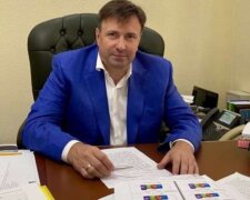 Любитель Bentley и элитной недвижимости: волонтер задался вопросом, откуда замглавы таможни Руслана Черкасского средства на сладкую жизнь