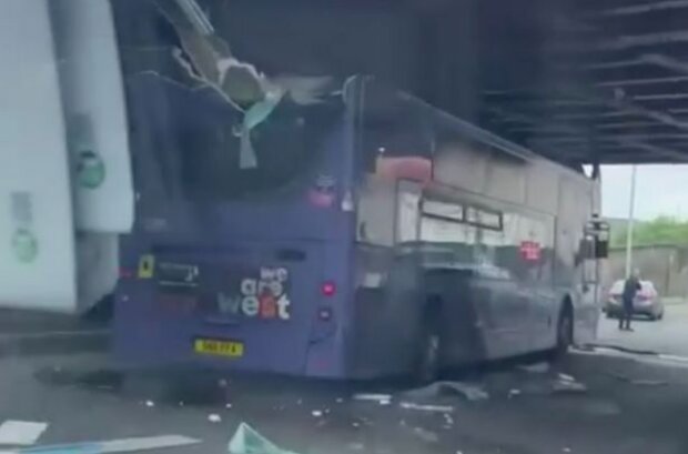 Автобусу сорвало крышу мостом: место происшествия