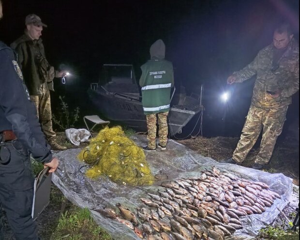 Инспекторы Госэкоинспекции остановили браконьеров: широко раскинули свои сетки
