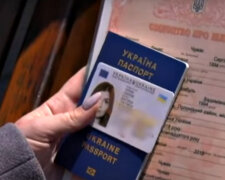 Паспорт гражданина Украины. Фото: скриншот YouTube-видео.
