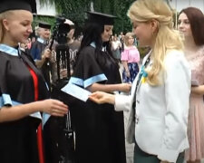 Вручение диплома. Фото: скриншот YouTube-видео.