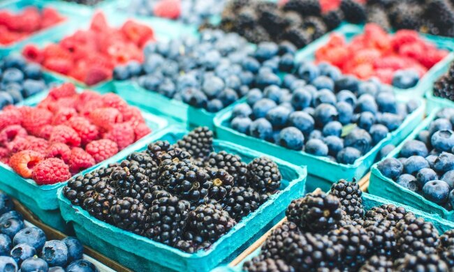 Защитит от рака без вреда организму — медики рассказали о неожиданных свойствах популярной ягоды