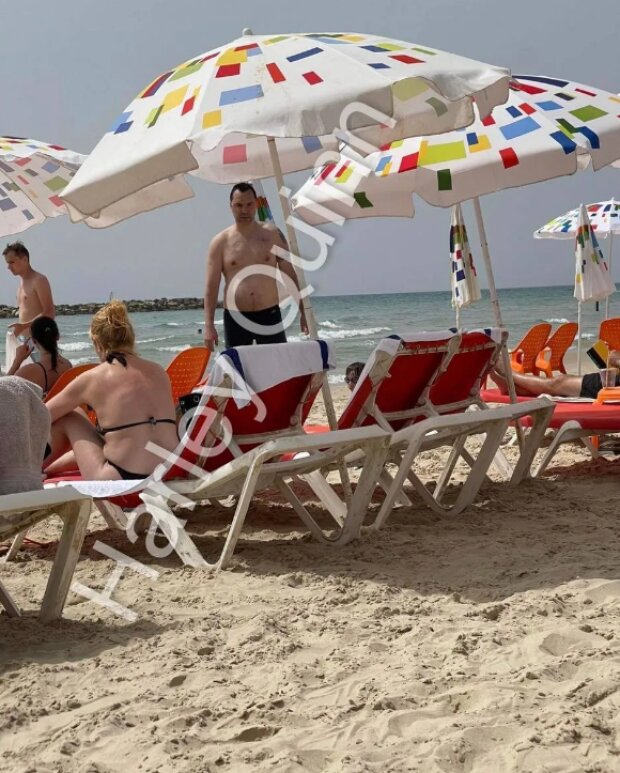 Арестович на пляже в Тель-Авиве