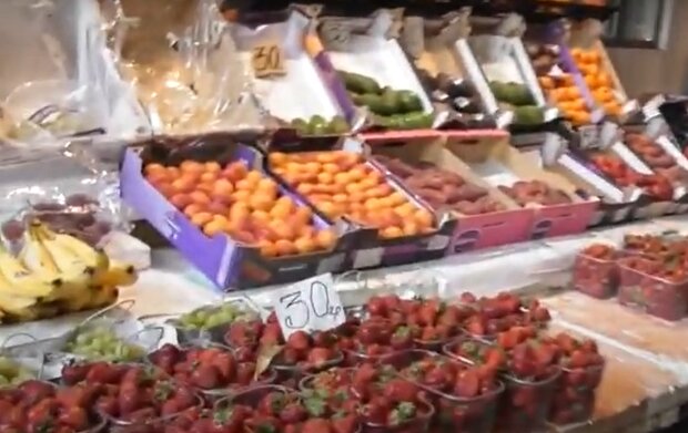 Фрукты на рынке.  Фото: скриншот YouTube-видео
