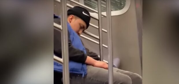 Спящий мужчина в метро