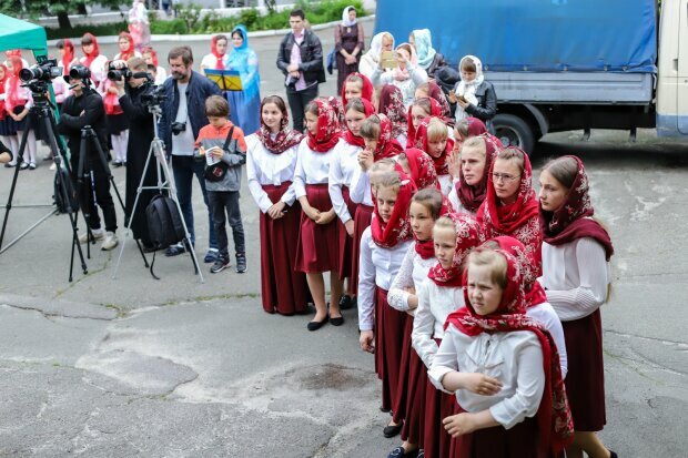 Большая благотворительная акция УПЦ: 200 детей из разных уголков Украины прибыли в Лавру на гала-концерт