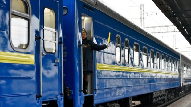 Поезд единения везет государственный флаг через 12 регионов Украины
