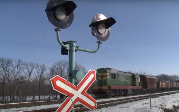 Железнодорожный переезд. Фото: скриншот YouTube-видео.