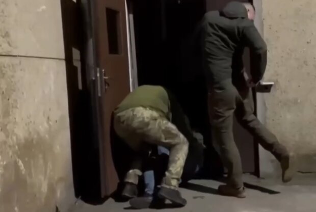 Военкомы силой тащат киевлянина: скрин с видео
