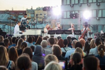 Евгений Хмара дал уникальный благотворительный концерт на крыше