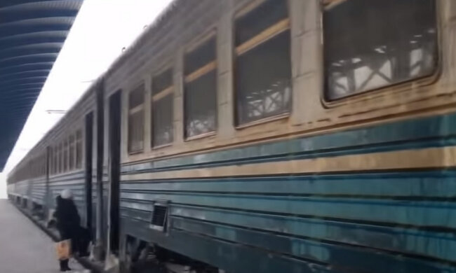 "Укрзализныця" и старые вагоны. Фото: скриншот YouTube-видео.