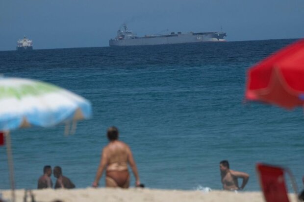 Іранські військові кораблі біля пляжу у Ріо: скрін з мережі