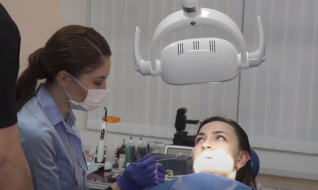У стоматолога. Фото: скриншот YouTube