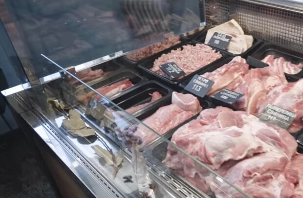 Мясо на прилавке в магазине.  Фото: скриншот YouTube-видео