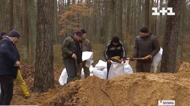 На границе с Беларусью украинцы роют рвы и ставят блокпосты
