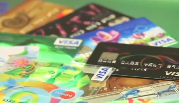 Мошенники с банковскими картами. Фото: скриншот Youtube