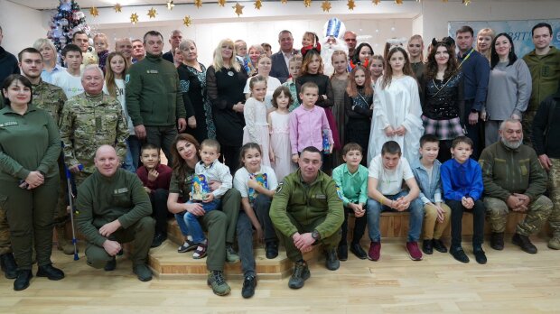 Свято Миколая для тих, кому цього так не вистачає: інспектори Держекоінспекції подарували радість маленьким українцям