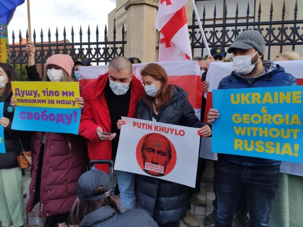 Под украинским посольством в Грузии прошла акция протеста