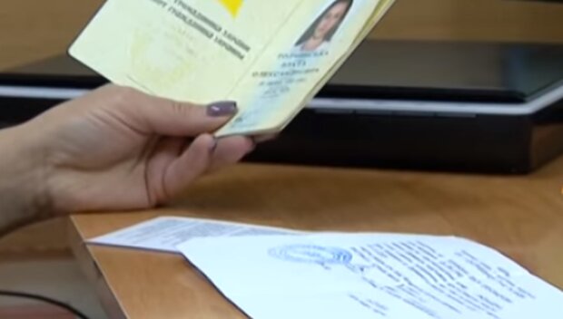 Документы гражданина Украины. Фото: скриншот YouTube