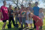 "Деревья силы для детей войны": дубы с историей передали семье, приютившей 19 сирот