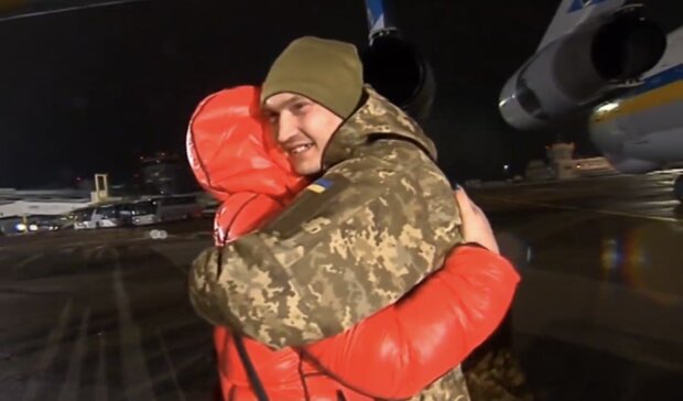 Счастливые матери не сдерживают слез: украинские моряки возвращаются домой после многолетнего плена, подробности 