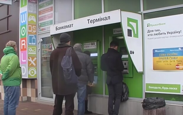 Тысячи гривен "испарились": терминал ПриватБанка оставил украинца без гроша – "Ничем помочь не можем"