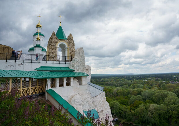 В Святогорской лавре УПЦ отреставрировали храм XVII века на меловой скале