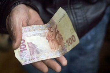Пенсионеры получат по 300 гривен. Фото: скриншот Youtube-видео