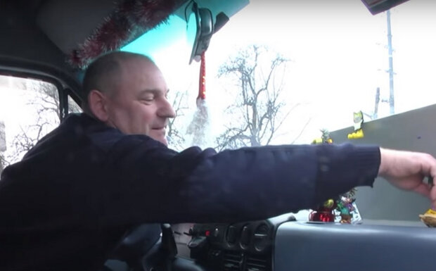 Водитель "рождественской маршрутки". Фото: скриншот YouTube-видео.