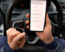 Смартфон и водитель. Фото: скриншот YouTube-видео.