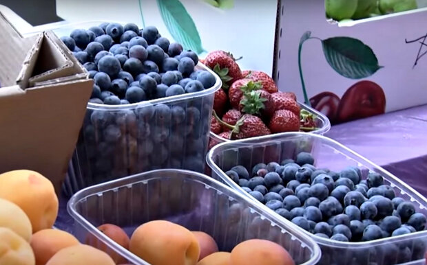 Ягоды и фрукты. Фото: скриншот YouTube-видео.