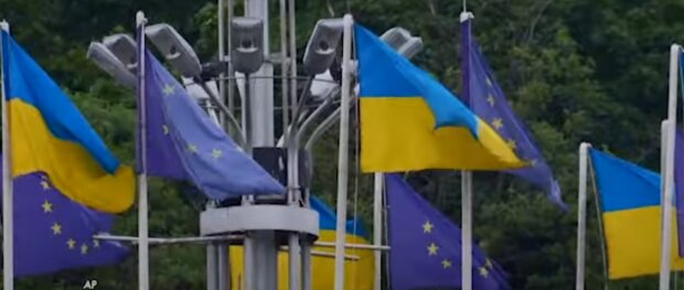 Прапори ЄС та України: скрін з відео