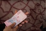 Украинцам будут компенсировать задержку выплат по пенсиям, зарплатам и соцвыплатам. Подробности