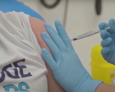 Судороги, сыпь, проблемы с дыханием: "крутая" вакцина отправила женщину в реанимацию - подробности