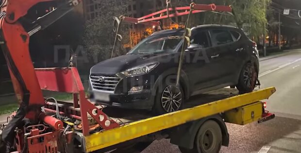 Hyundai Tucson с пробитым колесом ехал по Киеву