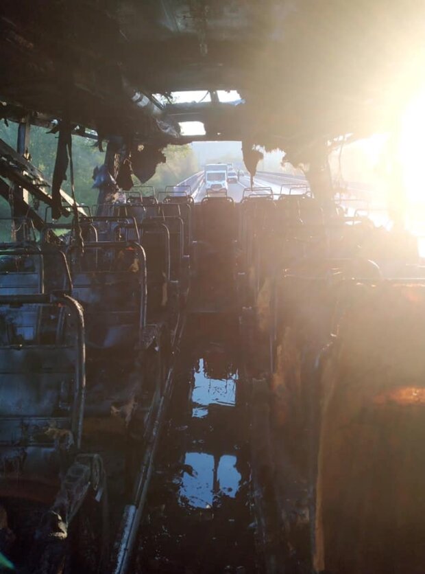 Пожежа в пасажирському автобусі.  Фото: facebook.com/MNSLVIV