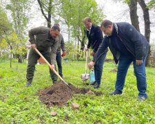 Министр Руслан Стрелец с коллегами из Госэкоинспекции взорвали молодые дубы на Приорке