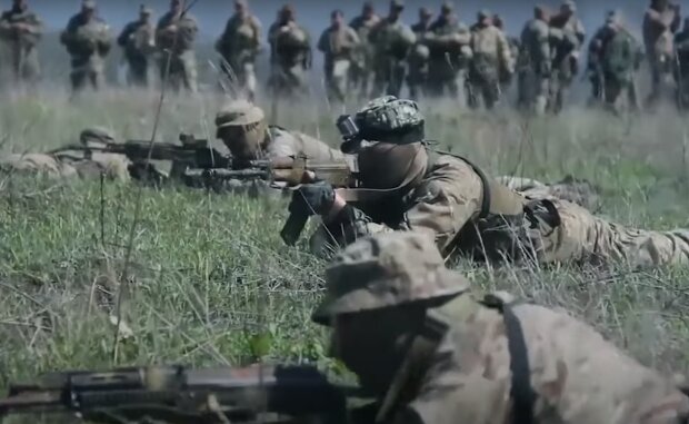 Бойцы Вооруженных сил Украины в зоне конфликта на Донбассе.. Фото: скриншот YouTube-видео.