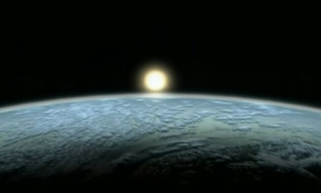 Луна над Землей, скриншот YouTube