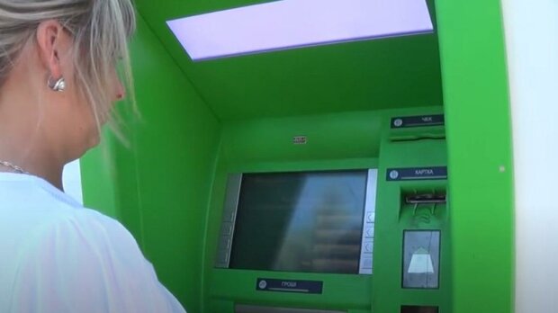 Клиент Приватбанка потерял крупную сумму денег из-за сбоя в банкомате. Фото: скриншот Yоutube-видео