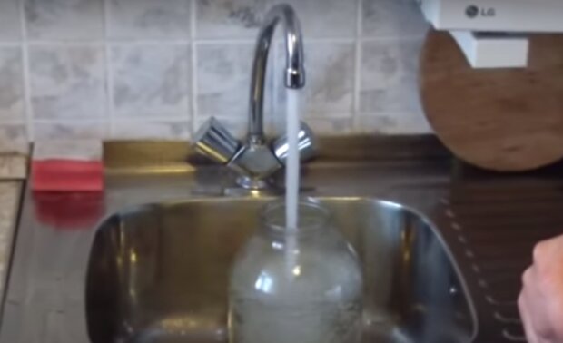 Вода из крана. Фото: скриншот YouTube