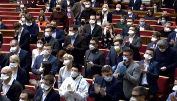 Народные депутаты в сессионном зале Верховной Рады. Фото: скриншот Youtube