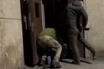 Военкомы силой тащат киевлянина: скрин с видео