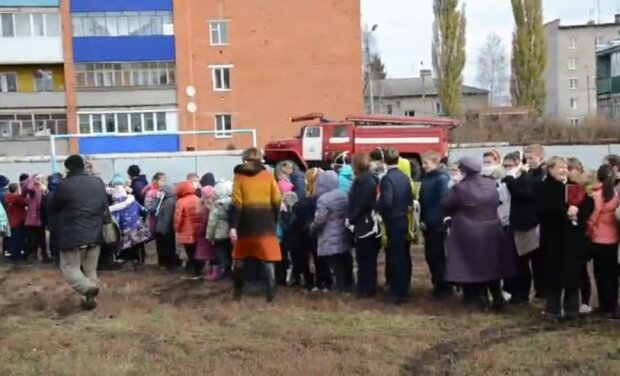 Эвакуация в школе. Фото: скриншот Youtube-видео