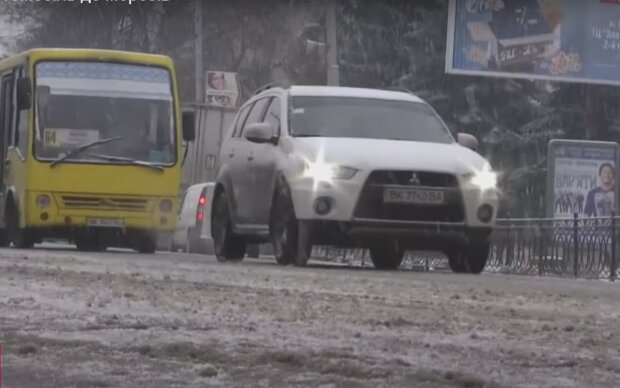 Нарушения ПДД начнут фиксировать по-новому: украинским водителям предложили "стучать" друг на друга
