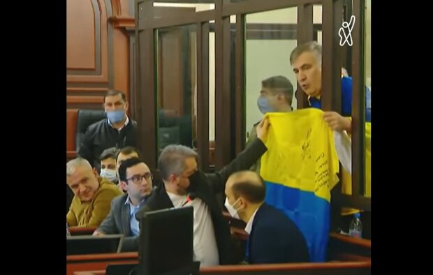 Михеил Саакашвили в суде расправил украинский флаг и спел гимн - видео