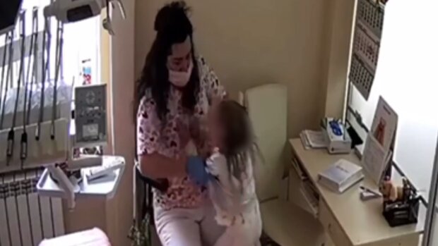 стоматологиня лупцювала дітей на прийомах